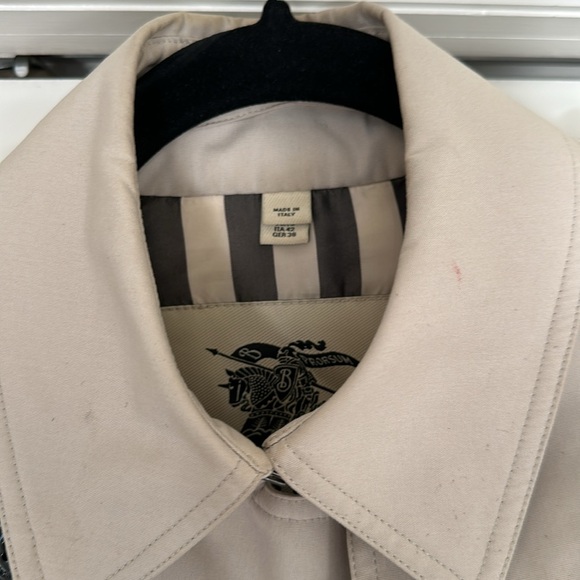 Classic Burberry Trench - Picture 5 of 13